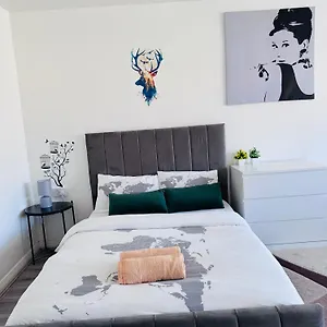 Modern In A 4 Bedroom Flat In London, Shared Bathroom! Habitación en casa particular